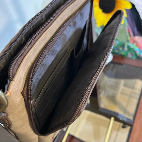 BOC Born Concept Crossbody Leather Purse Multiple Pockets Tan & Brown - Picture 6 of 6